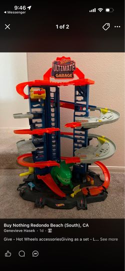 Hot Wheels City Ultimate Garage Playset and accessories
