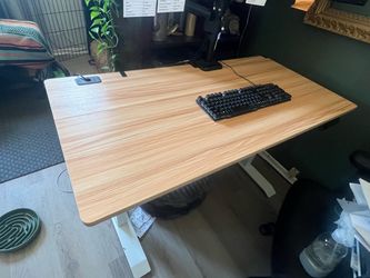 Electric standing desk