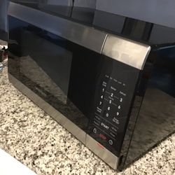 LIKE NEW CONDITIONS FRIGIDAIRE MICROWAVE 1100W . With USEABD CARE MANUAL