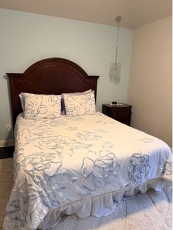 Bombay Queen Bedroom Set, 5 Piece Solid Wood, Mattress Included, Excellent Condition