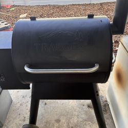 Traeger Wood Pellet Grill & Cover & Pellet Storage - Grill Needs Maintenance / Repair