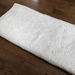 Tahari Home Comforter Quilted Sz Queen Excellent Condition 