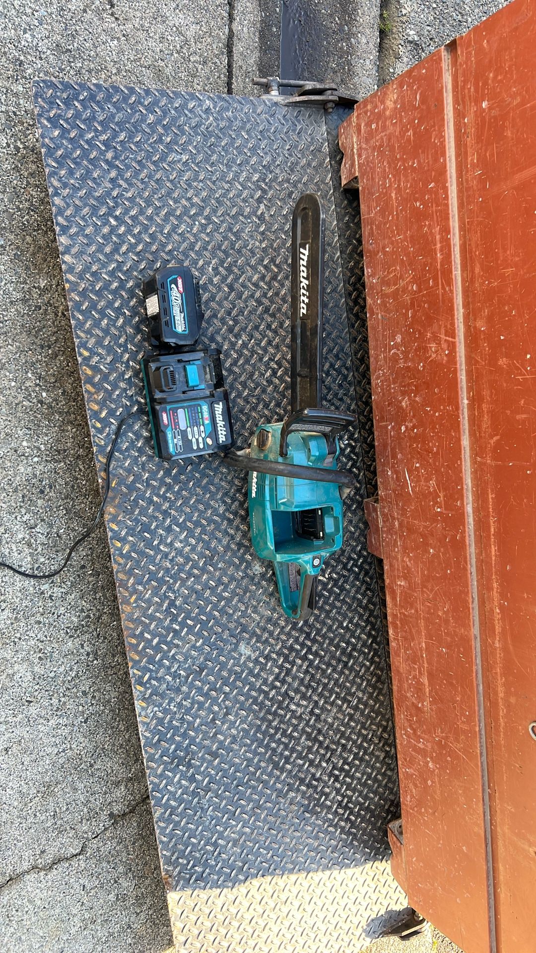 Makita GCU06 18” cordless chainsaw with battery and charger 