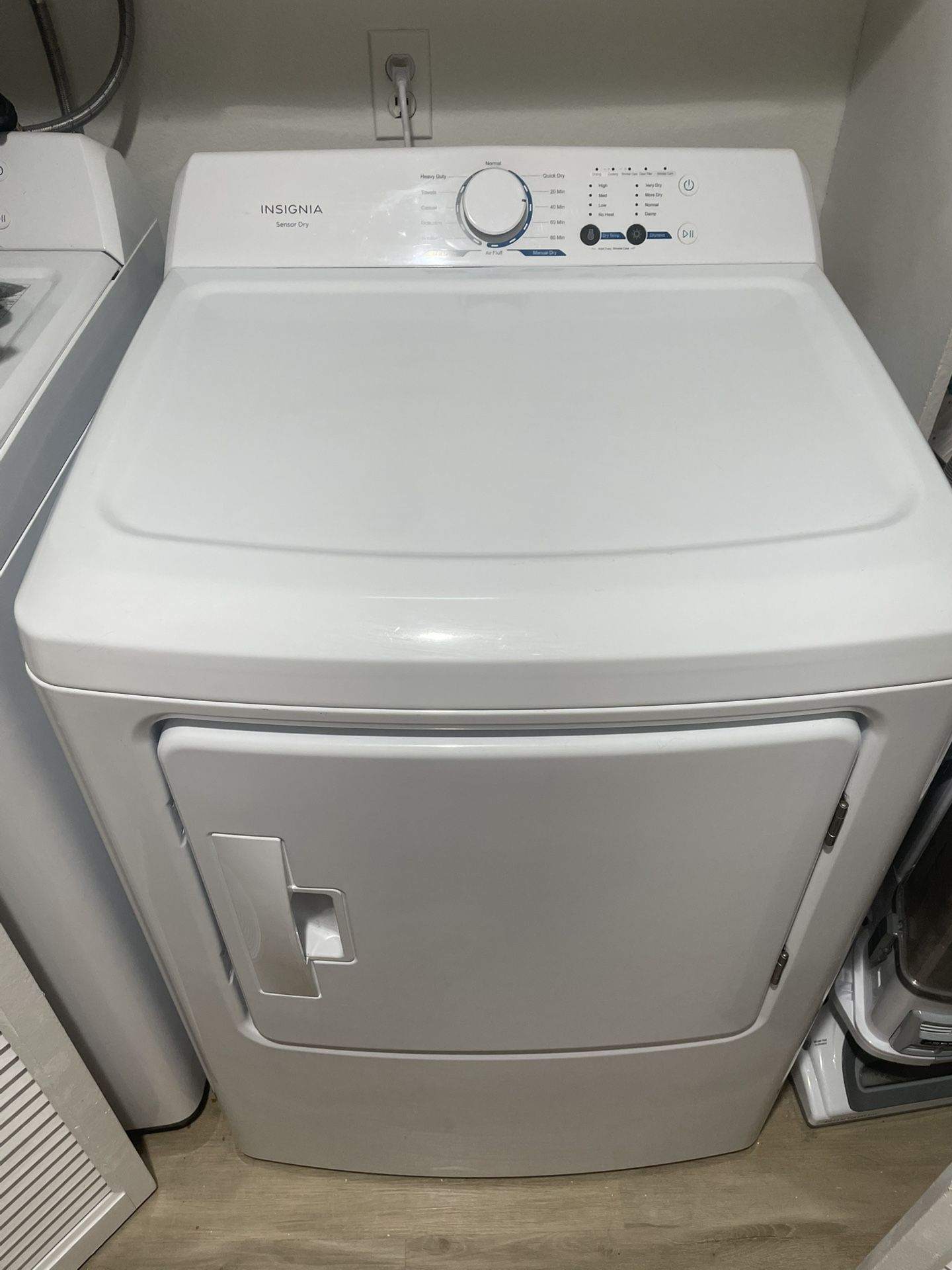 Insignia - 6.7 Cu. Ft. Electric Dryer 220v