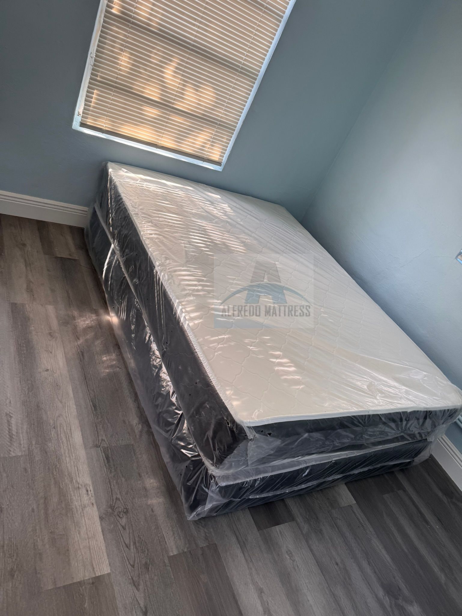 Queen mattress regular set with box spring ( 2pc brand new)