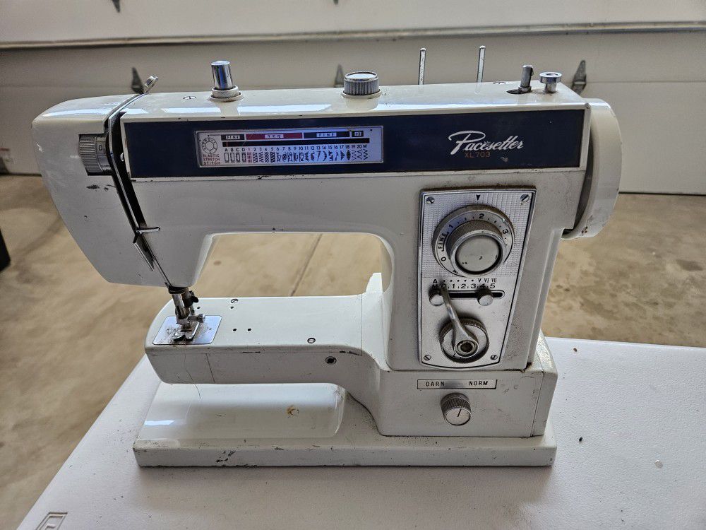 Vintage Sewing Machine (Pacesetter XL703)