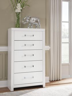 Raechalla White Chest of Drawers (Online Special Price)