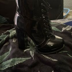 Shiny patent leather 5 inch zip up midsize boots size 7 brand new