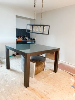 Dania dining table