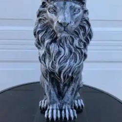 King Leo, The Lion Statue