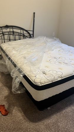 Like NEW Queen Pillowtop Mattress