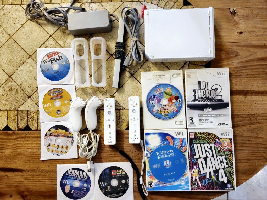 Wii Bundle. Wii Sports, Kirby, Just Dance, Controllers, Nunchucks