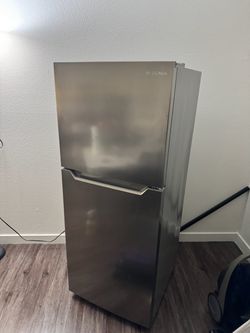 Insignia 10.2 cu ft Refrigerator – Lightly Used