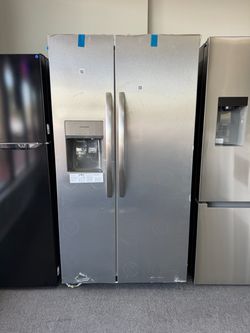 Refrigerator side by side