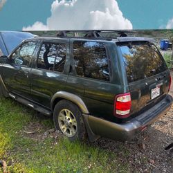 2000 Nissian Pathfinder $500 OBO Front End Damage