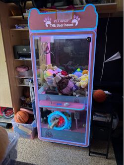 Claw machine arcade game - super fun!