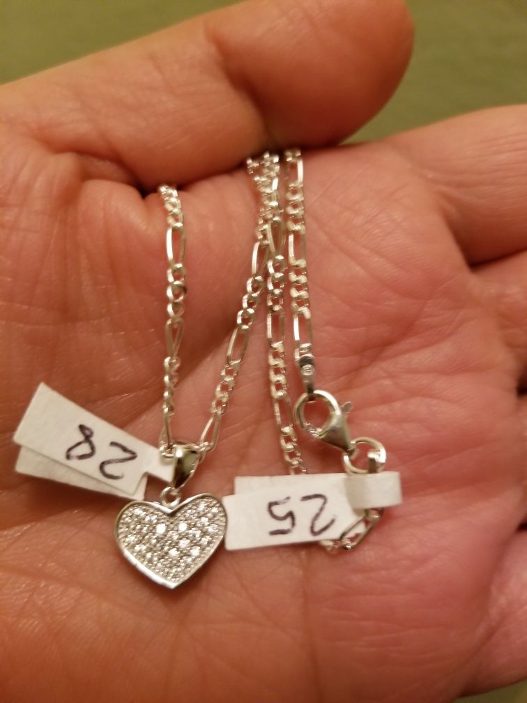 Cadena y corazón es pésial para un regalo para el día de sanbalentin