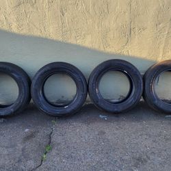 Set of 17in tires / Set de llantas 17 [215/65/17]