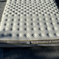 Saatva Classic Luxury Firm King Mattress