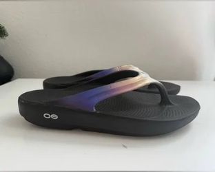 Women Oofos sandals size 7