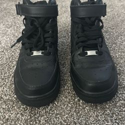 Nike Men’s Air Force 1 Mid ‘07 Black 