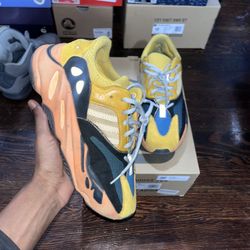 Size 9 Sun Yeezy 700