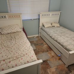 2 Twin Beds Almost Brand New