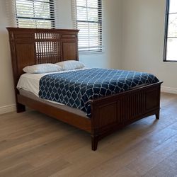 Rustic/Farmhouse Queen Bed And Dresser Set Wood