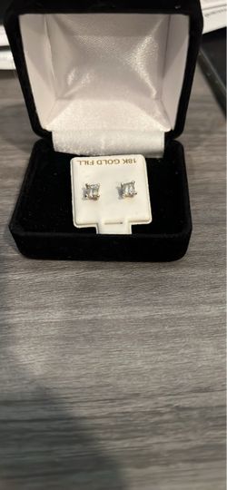 Diamond studs earrings