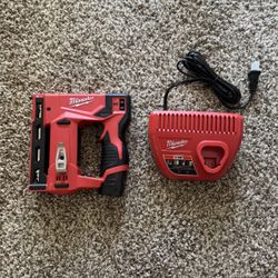 M12 Milwaukee 3/8 in Stapler + 2.0 Ah Battery + M12 Charger 