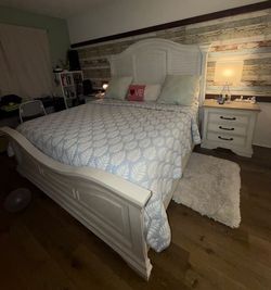 Juego de cuarto King Size (no incluye el colchón)