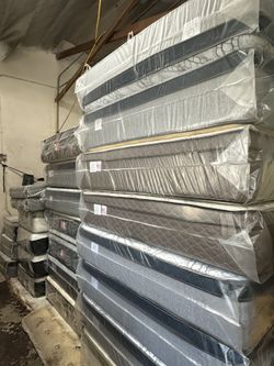 Queen Size Mattress Pillow Top 12” Thick.     Brand New Mattress.    Delivery Available.     Same Day Delivery ☎️📞call Or Tex (213)713-74-89