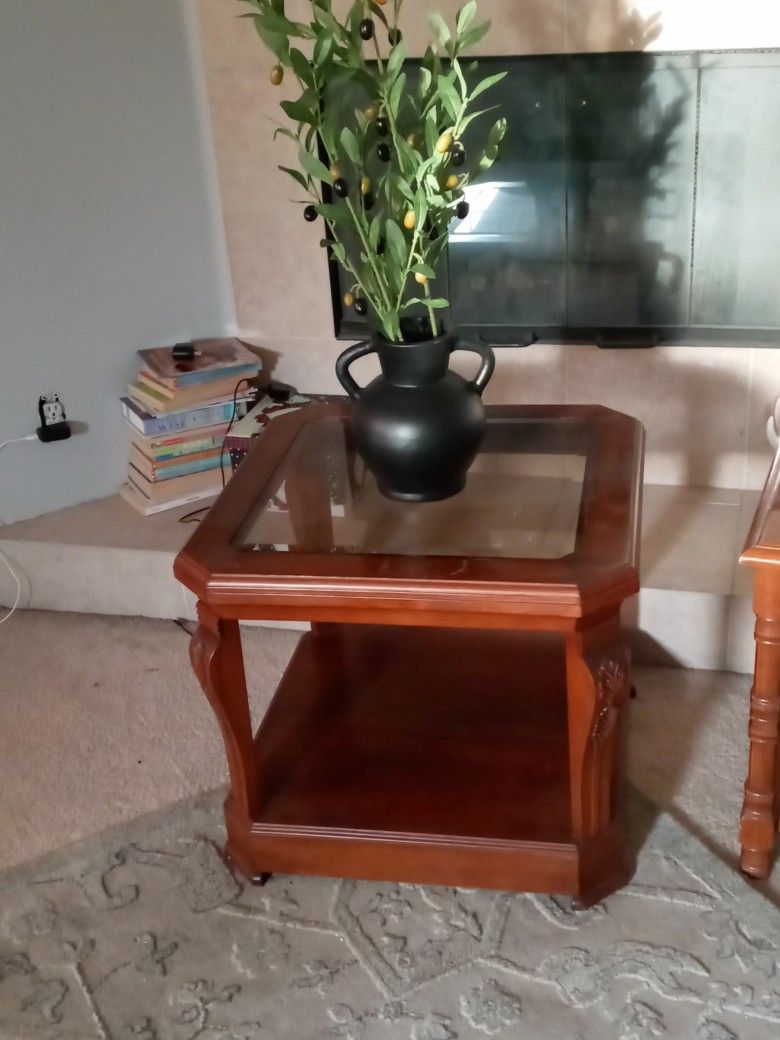 Beautiful Vintage End Table 24 Wide 24 Height