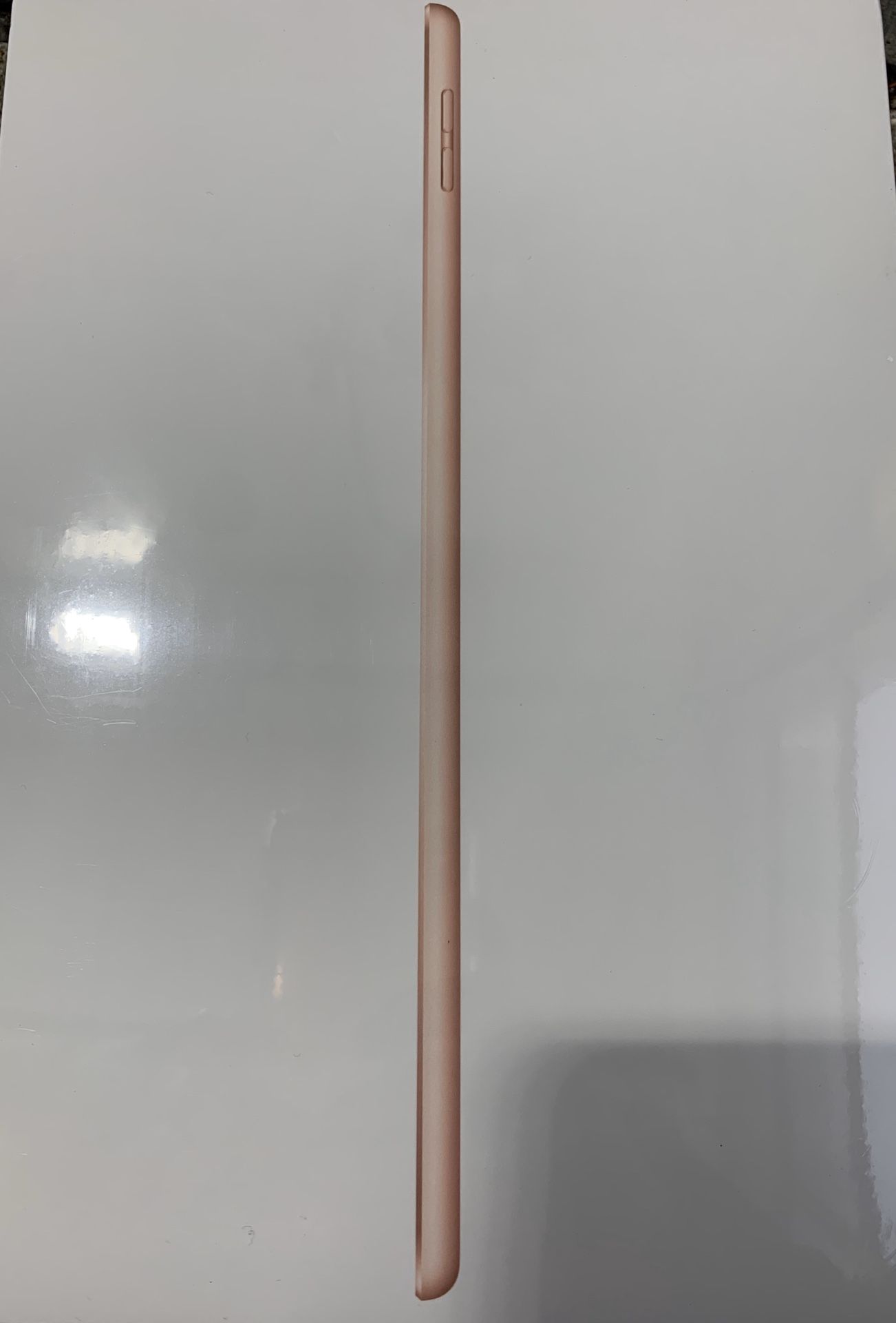 All new 2019 edition iPad 128GB gold 10.2 inch Retina display. Support for the Smart Keyboard and Apple Pencil