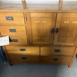 Dresser With Mirror And Man Chest 