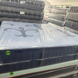 KING SIZE STEARNS & FOSTER LUX ESTATE HYBRID MATTRESS & BOX SPRINGS BED SET