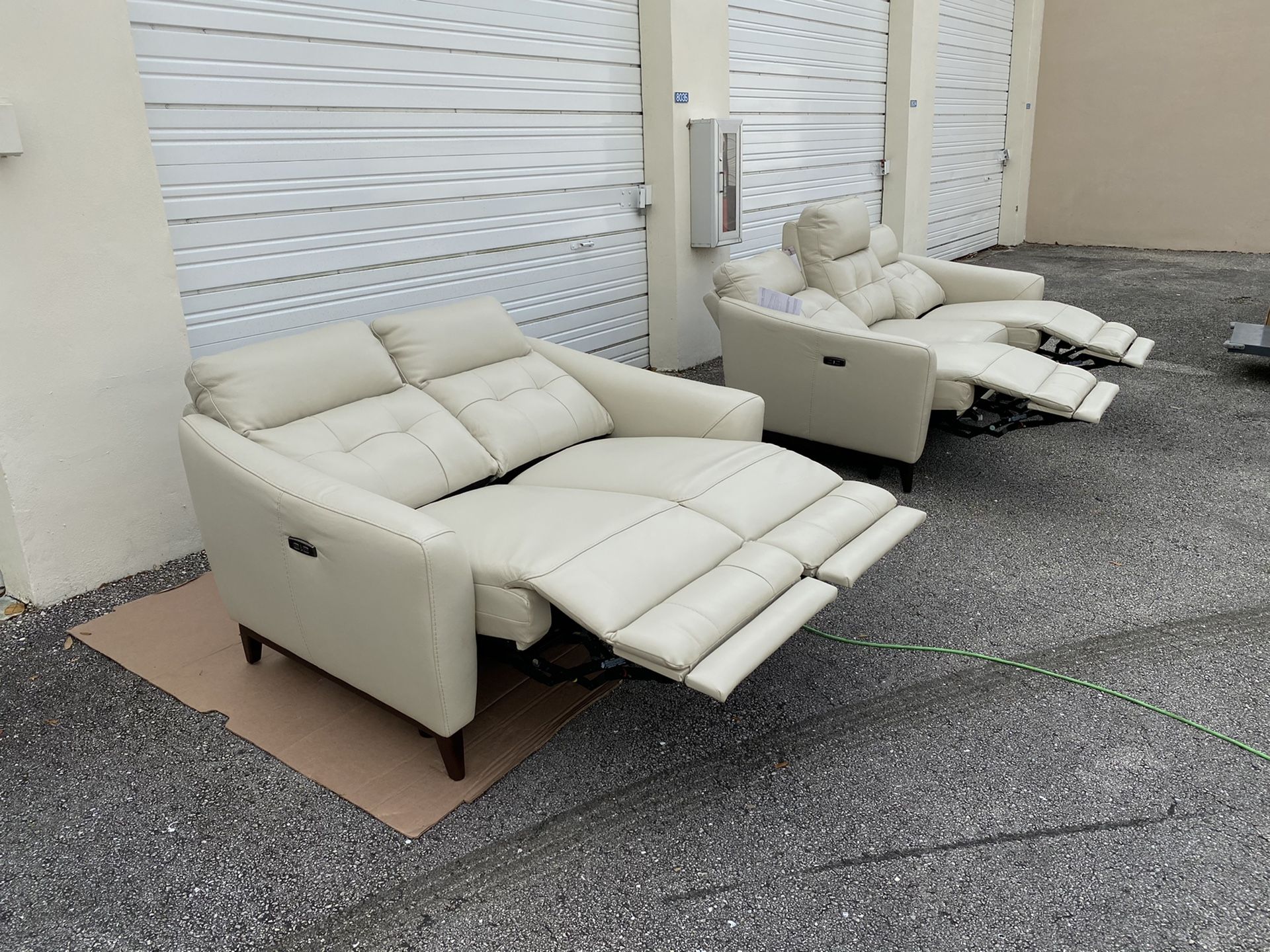 45 OFF // BRAND NEW // COSTCO Timmons Leather Power Reclining Loveseat