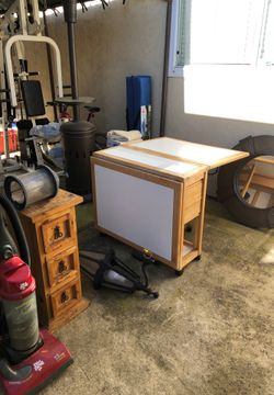 Adjustable table with storage in the middle