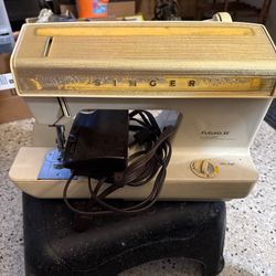 Singer Futura Model 900 Sewing Machine With Pedal, Case, Accessories For Repair