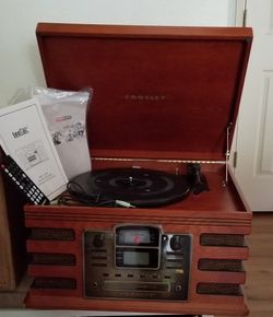 CROSLEY Turntable AM/FM Radio with CD and Cassette Player