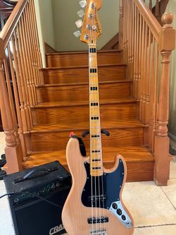 Squier Classic Vibe Jazz Bass (Mint) w/ Crate Bass Amp