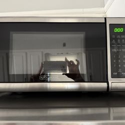 Black + Decker Digital Microwave Oven with Turntable Push-Button Door, Child Safety Lock