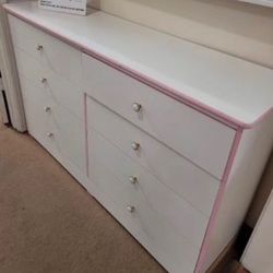 Eight drawers dresser