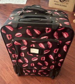 Carry on suit case with lips $25.00 almost new