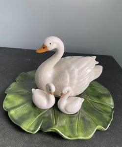 Vintage Mama Swan with Two Babies