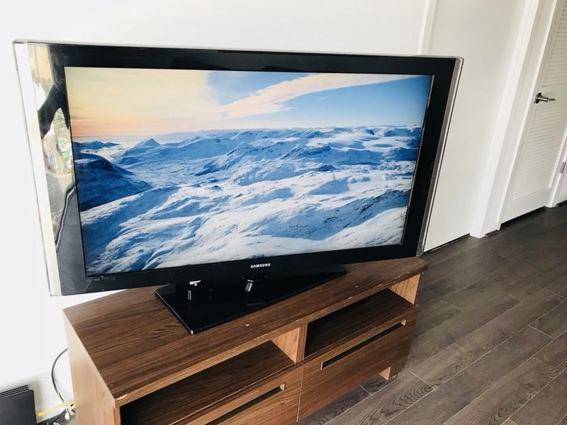 TV 55” Samsung with table and DVD
