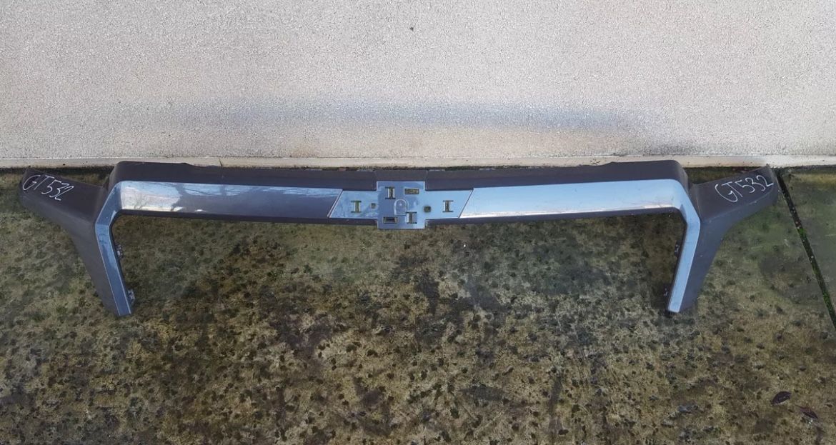 2023-2024 CHEVY COLORADO GRILL UPPER SURROUND MOLDING OEM