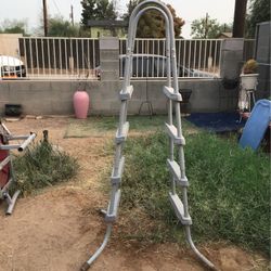 Pool ladder