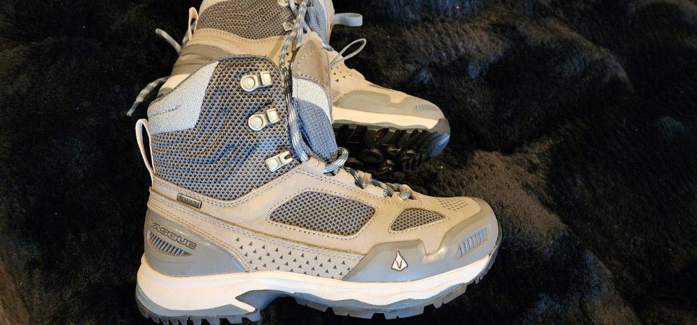 New Vasque
Breeze AT Mid GTX Hiking Boots - Women's Size 7