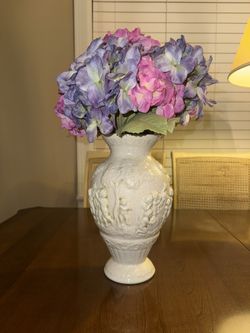 🏺 Vintage-Style Cherub Vase – $15 OBO 🏺
